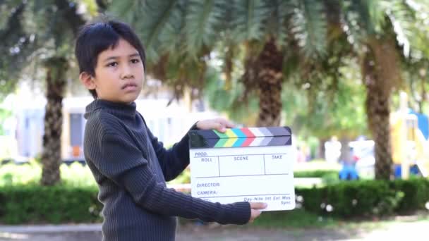 Asiático Chico Celebración Película Pizarra Colores Tablero Para Cine Cine — Vídeo de stock