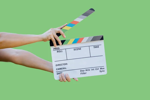 Hand Haltend Filmschieferfarbbrett Für Filmkino Und Fernsehbranche Auf Grünem Hintergrund — Stockfoto