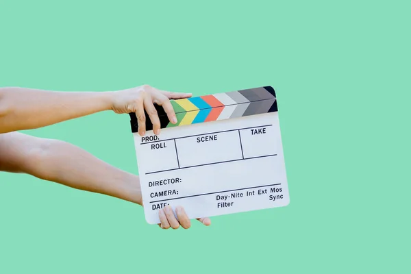 Ręczne Trzymanie Tablicy Kolorów Filmowych Kina Przemysłu Telewizyjnego Zielonym Tle — Zdjęcie stockowe