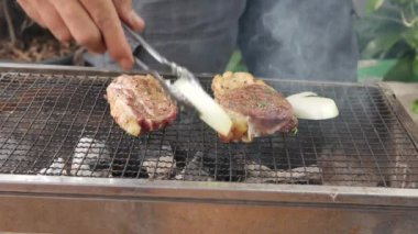 Biftek ızgarasında doğranmış soğanları, mantarları ve havuçları ızgarada pişir..