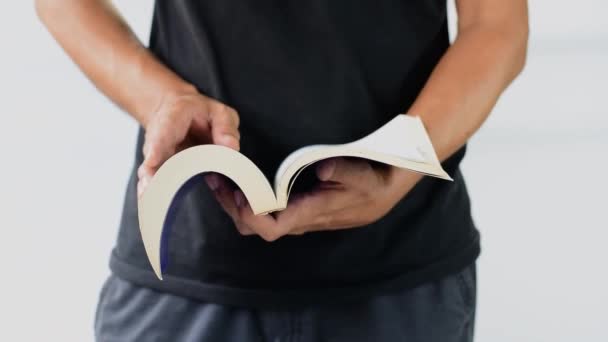 Zbliżenie Ręki Człowieka Stojącej Otwierającej Grubą Książkę — Wideo stockowe