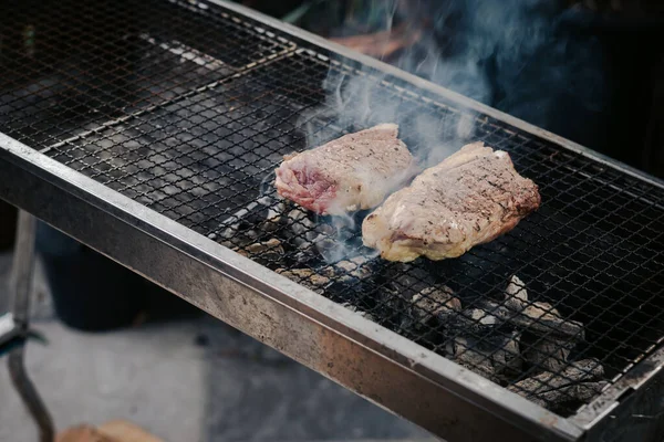 Gros Plan Griller Bœuf Sur Gril Charbon Bois Pour Cuire — Photo