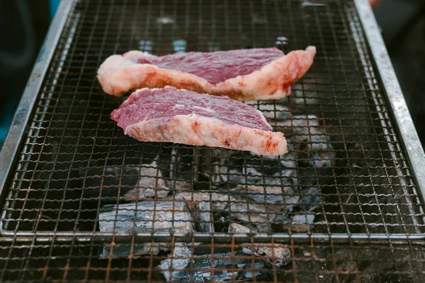 Close Groep Van Grill Het Rundvlees Houtskool Grill Steaks Koken — Stockfoto