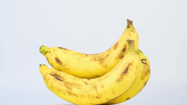 Closeup Group Ripe Yellow Bananas Rotating 360 Degrees White Background — Stock Video