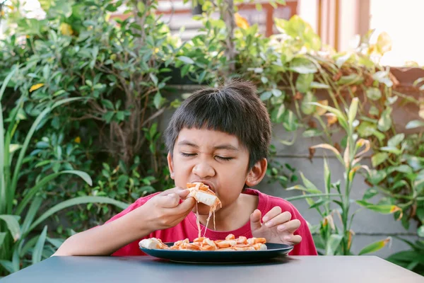 Asiático Lindo Chico Rojo Camisa Comer Pizza Deliciosamente Felizmente — Foto de Stock