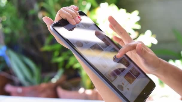 Fechar Mão Uma Mulher Usar Tablet Para Pesquisar Encomendar Alimentos — Vídeo de Stock