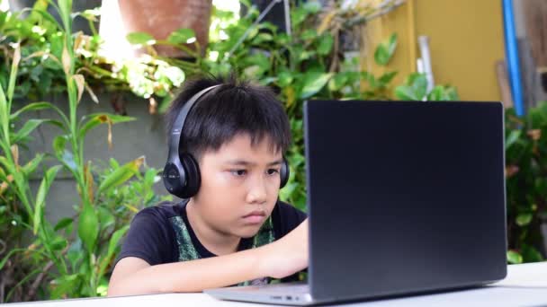 Asian Boy Wearing Headphones Black Shirt Playing Games His Smart — Stock Video