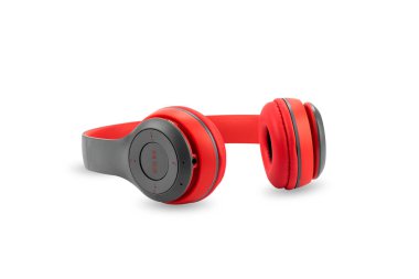 Beyaz arka planda izole edilmiş kırmızı renkli kablosuz kulaklıkların modern tasarımı.