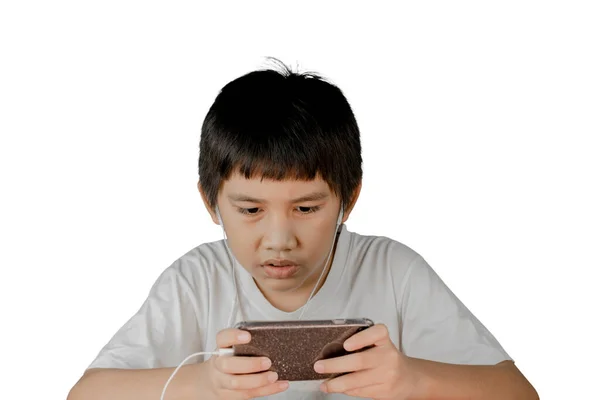 헤드폰 셔츠를 스마트폰으로 게임을 아시아 소년은 배경에 고립되어 — 스톡 사진