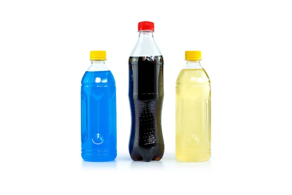 Wielokolorowe Napoje Plastikowych Butelkach Izolowane Białym Tle — Zdjęcie stockowe