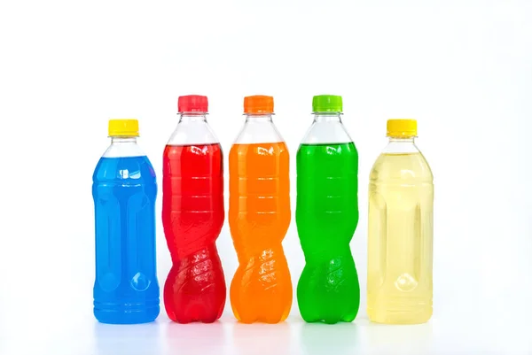 Bebidas Multicoloridas Garrafas Plástico Isoladas Fundo Branco — Fotografia de Stock