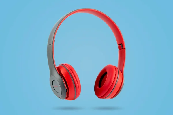 Nowoczesny Design Bezprzewodowych Słuchawek Czerwonego Koloru Izolowanych Niebieskim Pastelowym Tle — Zdjęcie stockowe