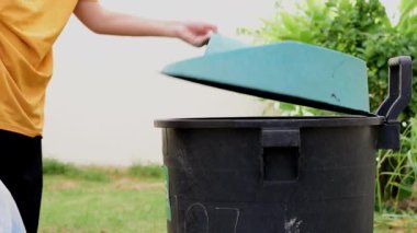 Çöpü plastik poşetlere koyup bahçedeki çöpe at..