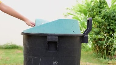 Çöpü plastik poşetlere koyup bahçedeki çöpe at..