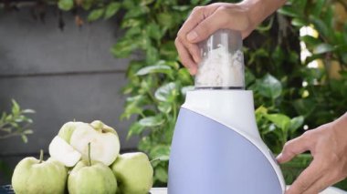 Elektrikli blender ile taze guava suyu yap..