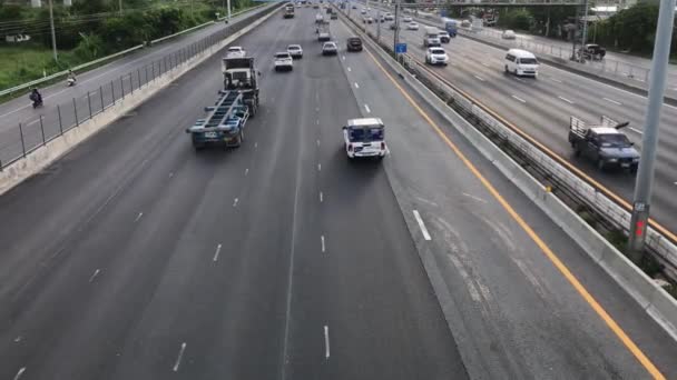 Вид Сверху Путепровода Через Скоростную Дорогу Автомобилями Движущимися Высокой Скорости — стоковое видео