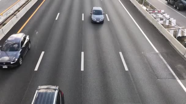 从高速公路对面的立交桥俯瞰全景 汽车高速行驶 — 图库视频影像