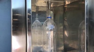 Plastik şişeyi otomatla doldur..