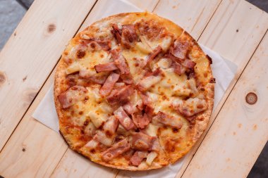 Tahta tepside pizza yemeye hazır yatağın tepsisi..