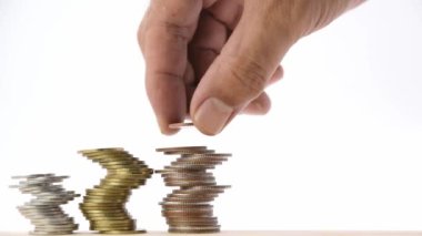 İnsan elinin yakınlaştırılması madeni para yığınına para koymak, iş ve finans kavramları için kullanmak.