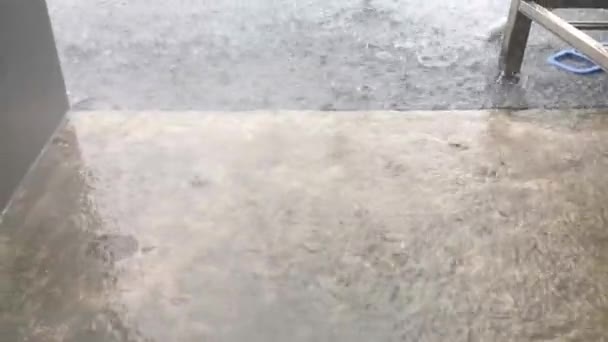 Zware Regenval Viel Het Balkon Van Het Gebouw — Stockvideo