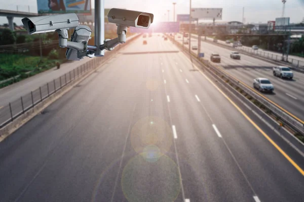 Güvenlik ve trafik ihlalleri için üst geçitteki kapalı devre kameraları..