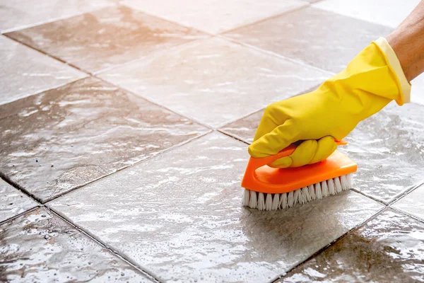 Mãos Usando Luvas Borracha Amarela Estão Usando Limpador Piso Plástico — Fotografia de Stock