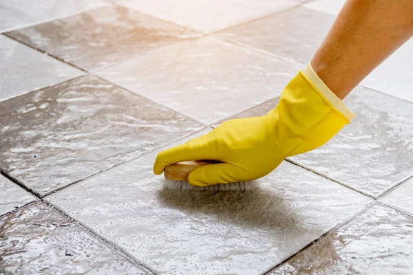 Mãos Usando Luvas Borracha Amarela Estão Usando Limpador Piso Madeira — Fotografia de Stock