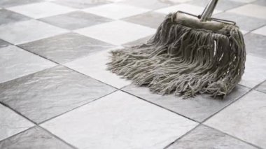 Yerler paspas ve yer temizleme ürünleriyle dolu..