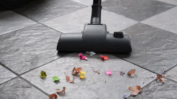 Menyapu Kertas Memo Dan Debu Lantai Ubin Dengan Vacuum Cleaner — Stok Video