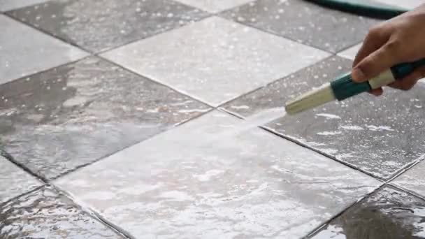 用软管喷水清洗瓷砖地板 — 图库视频影像