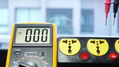 Elektrik prizinden çıkan 230 voltluk AC voltajını dijital bir metreyle ölç.