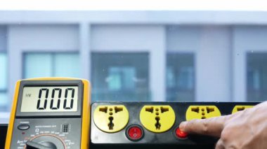 Elektrik prizinden çıkan 230 voltluk AC voltajını dijital bir metreyle ölç.