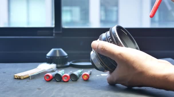 Sopro Poeira Para Limpar Vidro Das Lentes Filmagem Com Ventilador — Vídeo de Stock