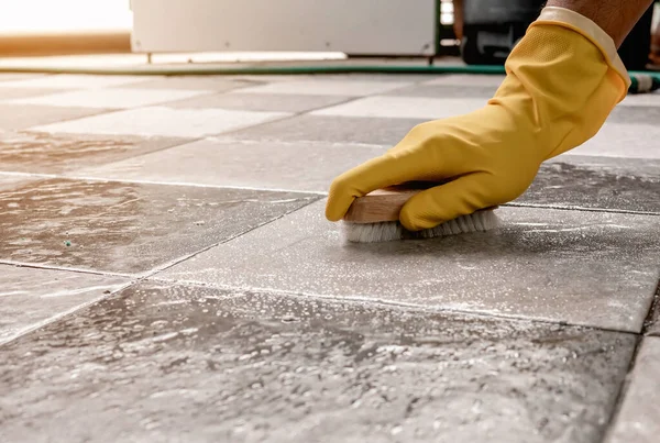 Mãos Usando Luvas Borracha Amarela Estão Usando Limpador Piso Madeira — Fotografia de Stock