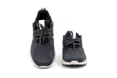 Beyaz arka planda izole edilmiş siyah renkli moda ve spor ayakkabıları..