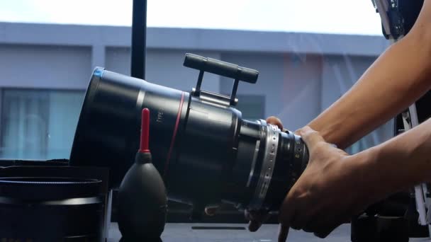 Ludzkie Dłonie Obracają System Ogniskowania Obiektywu Dużym Zoomem Kamery Filmowej — Wideo stockowe