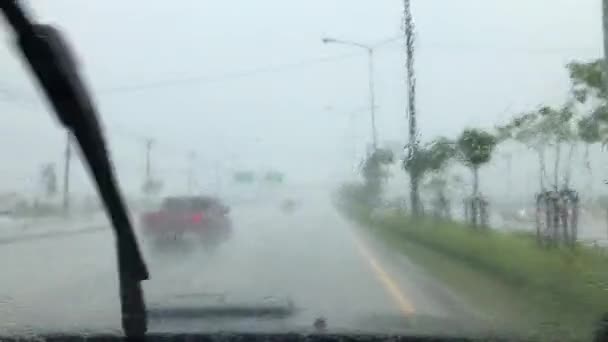 Вид Зсередини Автомобіля Їде Дорозі Під Сильним Дощем — стокове відео