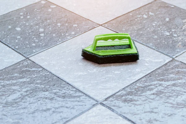 Feche Uma Escova Plástico Verde Para Esfregar Limpar Pisos Colocados — Fotografia de Stock