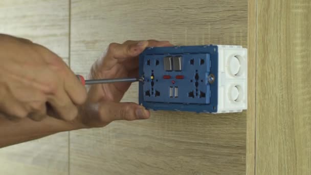 Electricista Está Usando Destornillador Para Instalar Una Toma Corriente Una — Vídeos de Stock