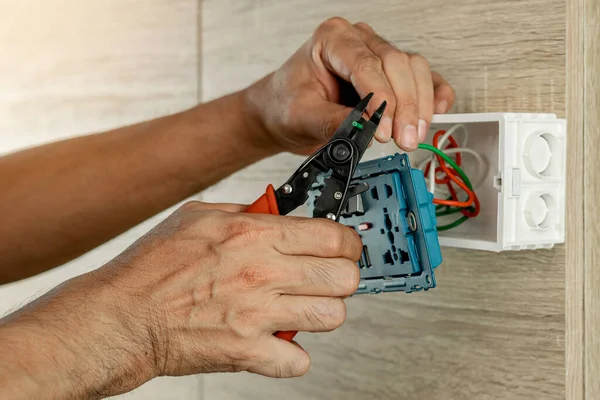 Elektriker Entfernt Elektrokabel Einem Plastikkasten Einer Holzwand Die Steckdose Installieren — Stockfoto