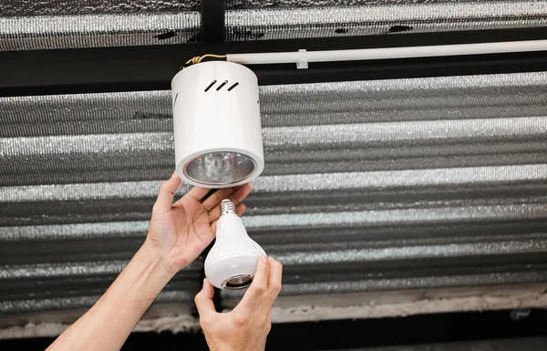 Nahaufnahme Menschliche Hand Installiert Eine Led Glühbirne Einer Kreisförmigen Deckenlampe — Stockfoto