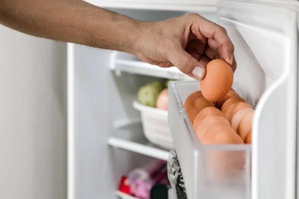 Nsan Elini Kapat Tavuk Yumurtalarını Buzdolabındaki Yumurtlama Bölümüne Koy — Stok fotoğraf