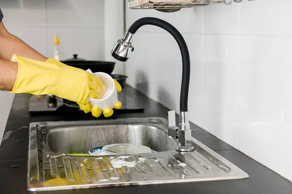 Menschenhände Gelben Gummihandschuhen Beim Waschen Einer Kaffeetasse Aus Keramik Der — Stockfoto