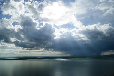Gün batımından önce güzel mavi gökyüzü.