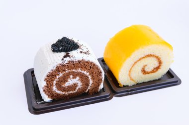 beyaz zemin üzerine çikolatalı kek.