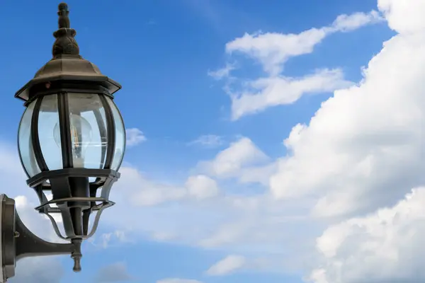 Lâmpada de parede vintage no fundo belo céu azul com nuvens no dia claro . — Fotografia de Stock