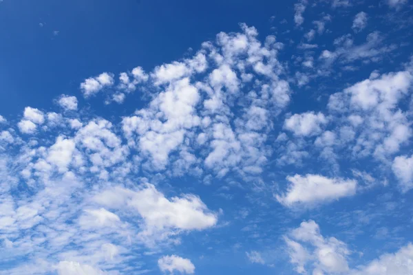 Beau ciel bleu avec des nuages par temps clair . — Photo