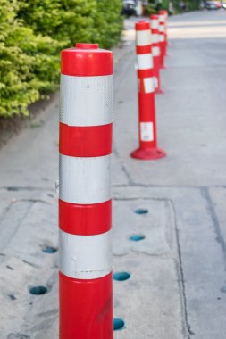 Turuncu konileri güvenlik kontrolü eksikliği sembolize için kullanılır.
