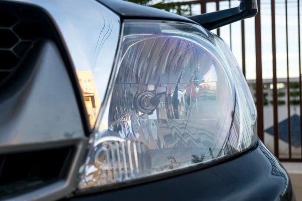 Reflektor silné světlo v přední části motorového vozidla — Stock fotografie